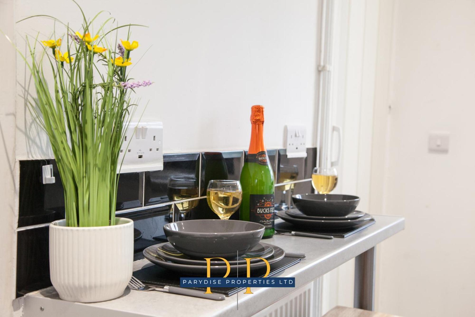 The Knutton House - Spacious Comfort By Parydise Properties - Leisure & Business Stays - Sleeps 7 Newcastle-under-Lyme Exterior foto