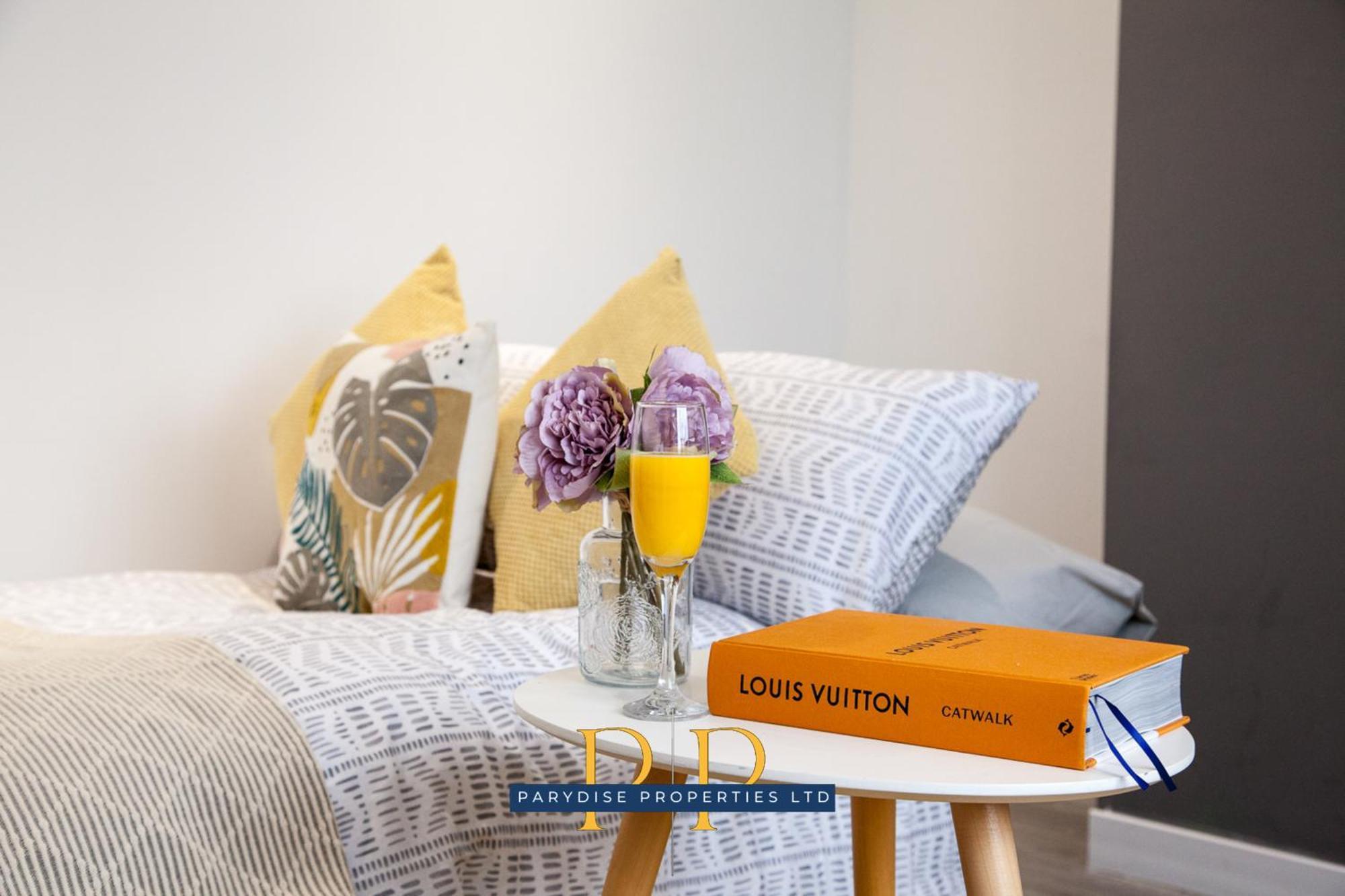 The Knutton House - Spacious Comfort By Parydise Properties - Leisure & Business Stays - Sleeps 7 Newcastle-under-Lyme Exterior foto