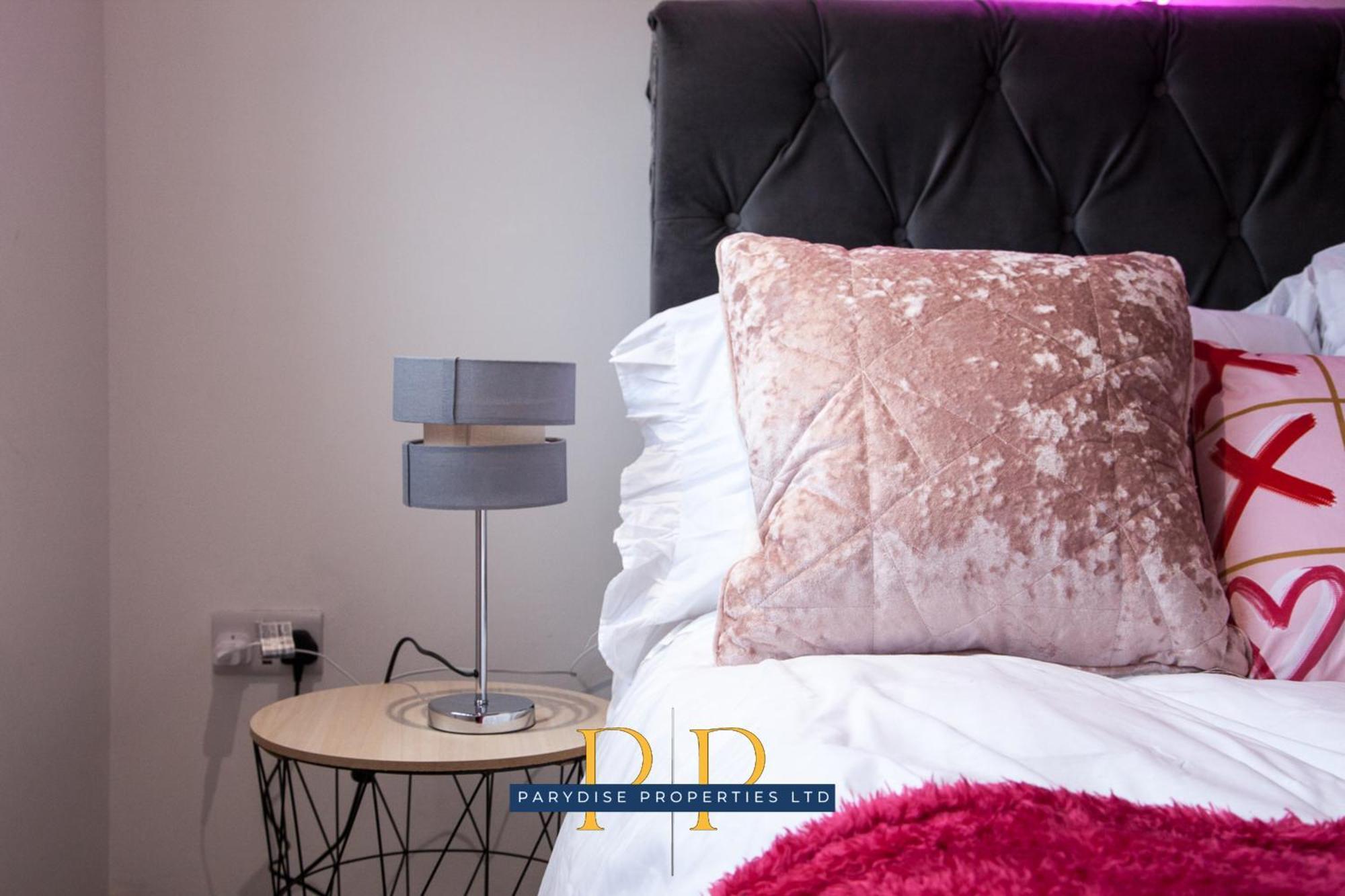The Knutton House - Spacious Comfort By Parydise Properties - Leisure & Business Stays - Sleeps 7 Newcastle-under-Lyme Exterior foto